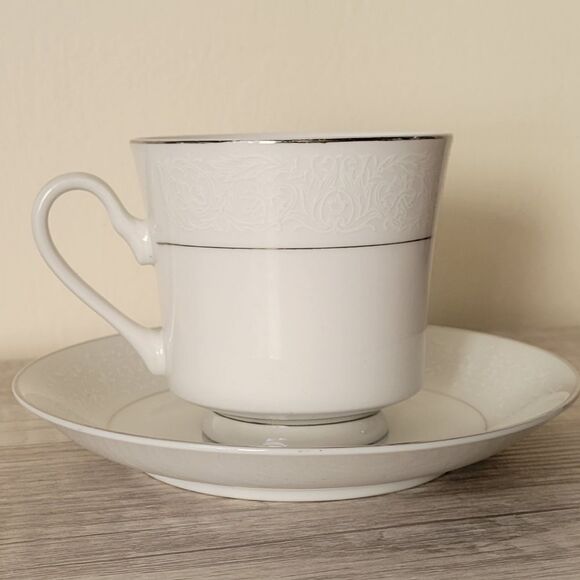 Teacup and saucer set - Picture 2 of 5